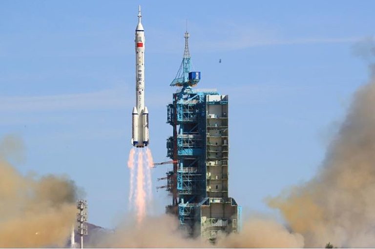 China lança nave tripulada para construir nova estação espacial