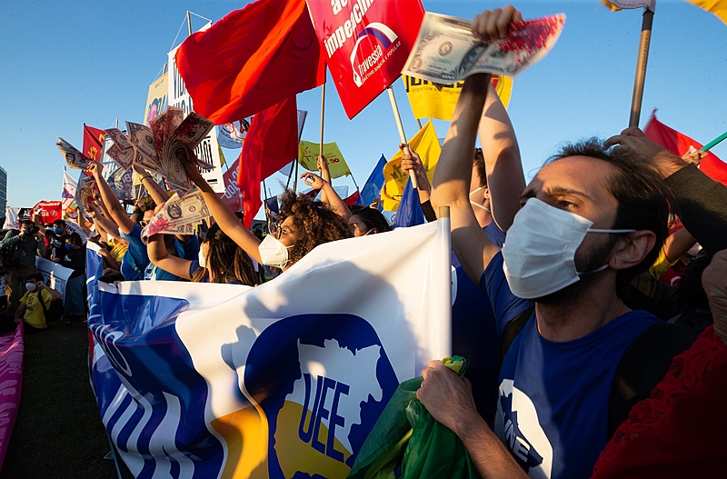 Mobilização em frente ao Congresso pede impeachment de Bolsonaro, no dia em que uma ampla aliança protocolou um superpedido na Câmara dos Deputados.
