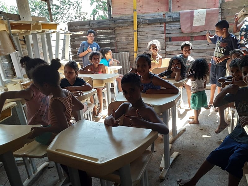 Aulas de reforço escolar para as crianças da Ocupação dos Queixadas