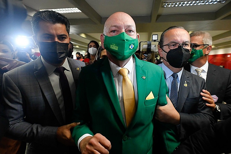 O empresário Luciano Hang depõe nesta quarta-feira (29) na CPI da Covid. Ele é acusado de pertencer ao gabinete paralelo do governo Bolsonaro durante a pandemia.