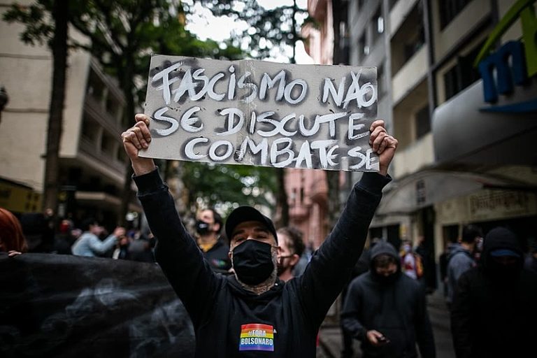 Porto Alegre sedia 1ª Copa Antifascista com futebol, política e mobilização social