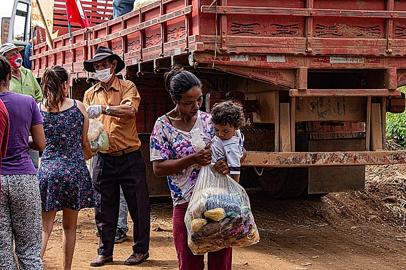 Natal Sem Fome: famílias do MST realizam doação de alimentos em Pinhão, no interior do Paraná