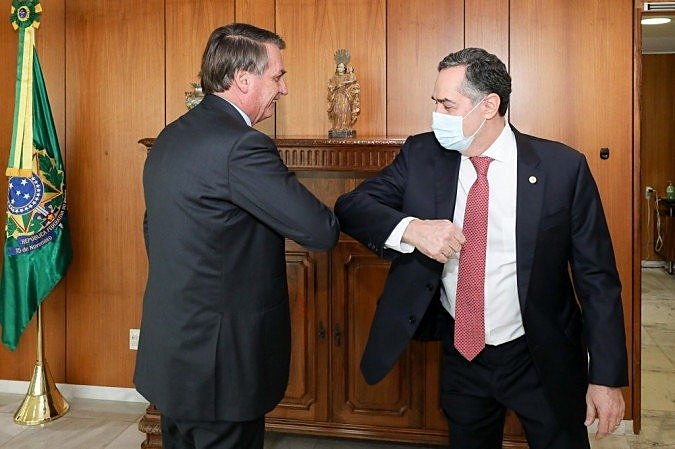 Barroso diz que ataques de Bolsonaro ao sistema eleitoral revelam "limitações cognitivas"