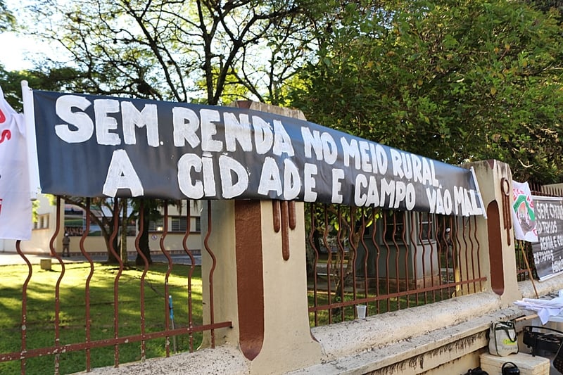 Manifestacão em frente à secretaria da Agricultura em Porto Alegre (RS)