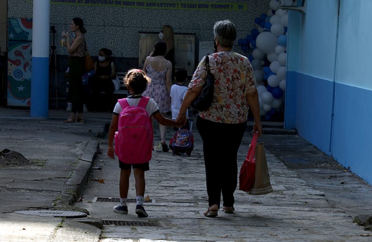 “A insegurança está colada nos muros”, diz professora sobre tiroteios próximos a escolas no Rio