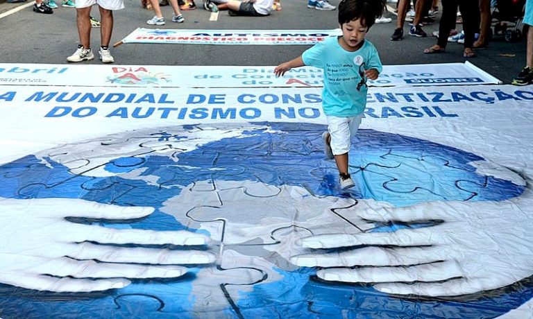 Dia do Autismo: saiba como perceber os sinais e o que fazer