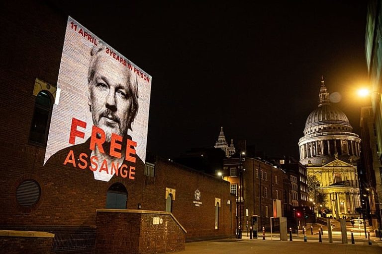 'Temos responsabilidade com Julian', diz Claudia de la Cruz sobre libertação de Assange