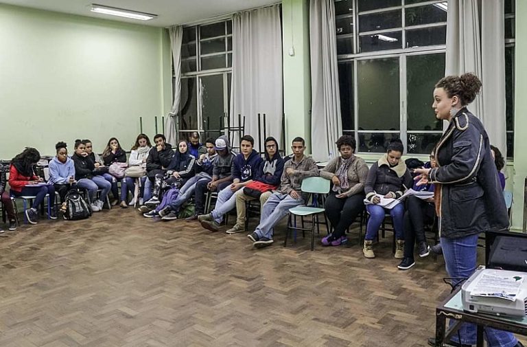 Cursinhos grátis abrem caminho para a periferia entrar na universidade