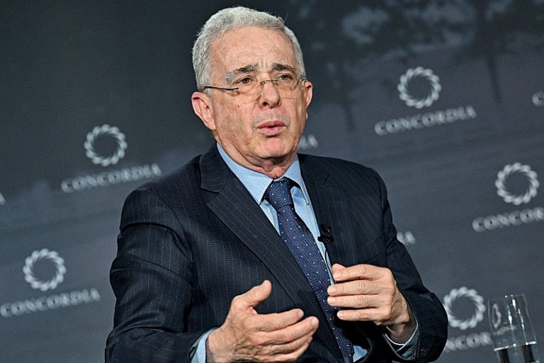 Ex-presidente Álvaro Uribe será julgado por suborno e fraude processual na Colômbia
