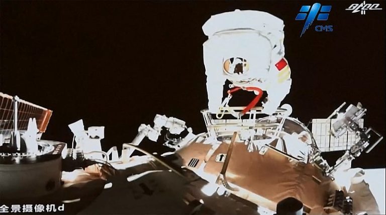 China lança nova missão tripulada para estação espacial em construção