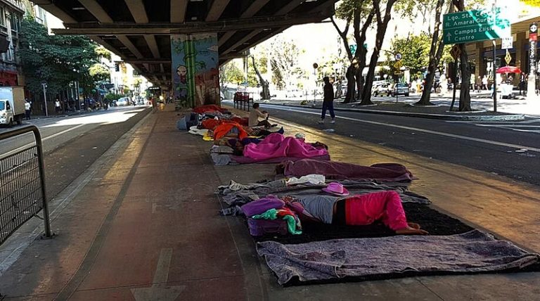 “Fundação Casa ou a morte”: especialista critica política para jovens em situação de rua em SP