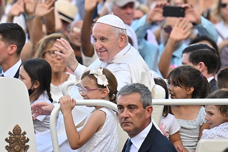 Papa Francisco terá alta neste domingo, informam médicos
