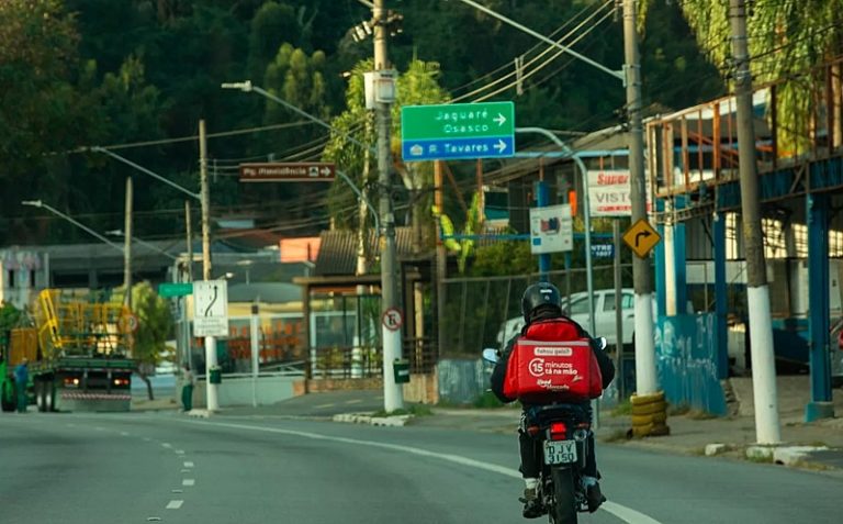 Entregadores do iFood repudiam modalidade que prevê controle de jornada e reduz taxa mínima