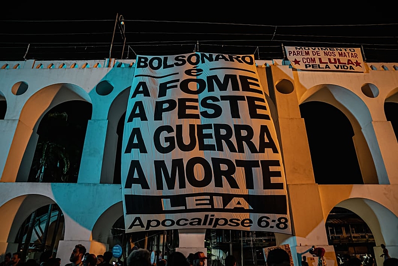 Grupo de evangélicos estende faixa contra Bolsonaro no RJ: "governo apocalíptico"