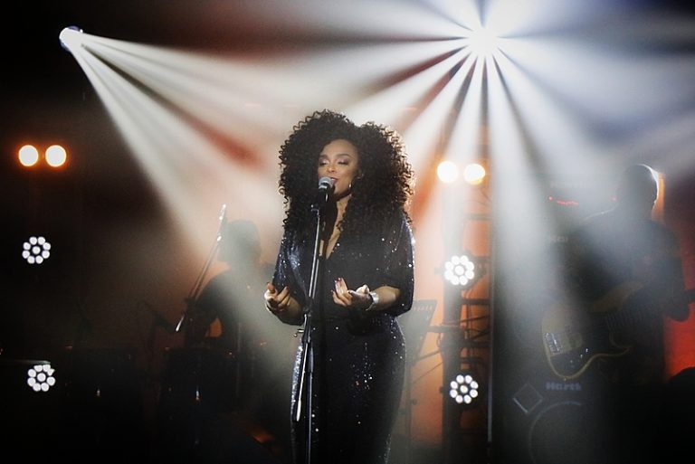 Paula Lima abre Festival Mistura Geral com tributo à Rita Lee em Brasília