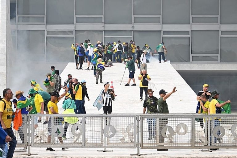 “Governo do DF foi irresponsável frente à invasão de Brasília”, diz Gleisi Hoffmann