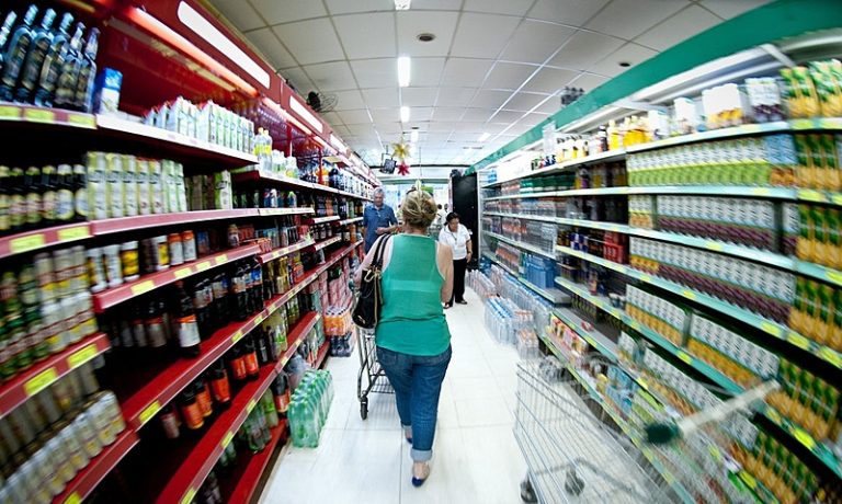 Inflação diminui em abril, mas comida ainda pesa no índice