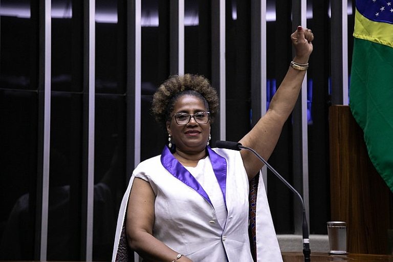 'A criação da bancada negra é um fato histórico', afirma deputada Reginete Bispo