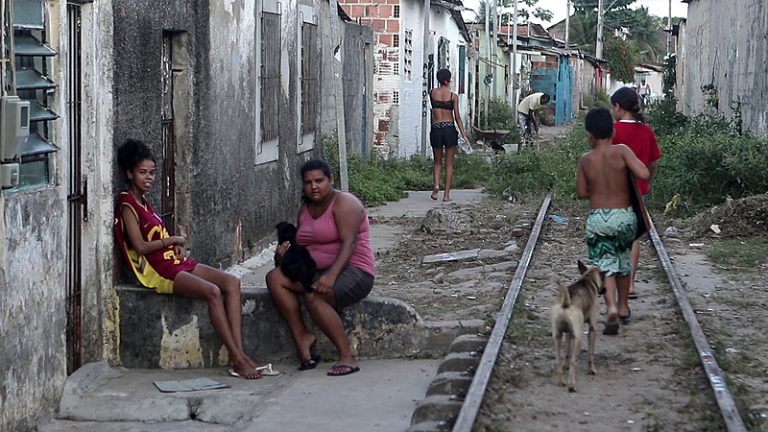 ‘A linha resiste’: a luta de mães contra o despejo à beira dos trilhos da Transnordestina em PE
