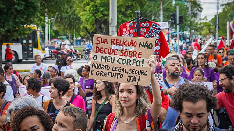 Crise climática escancara desigualdades no acesso ao aborto legal