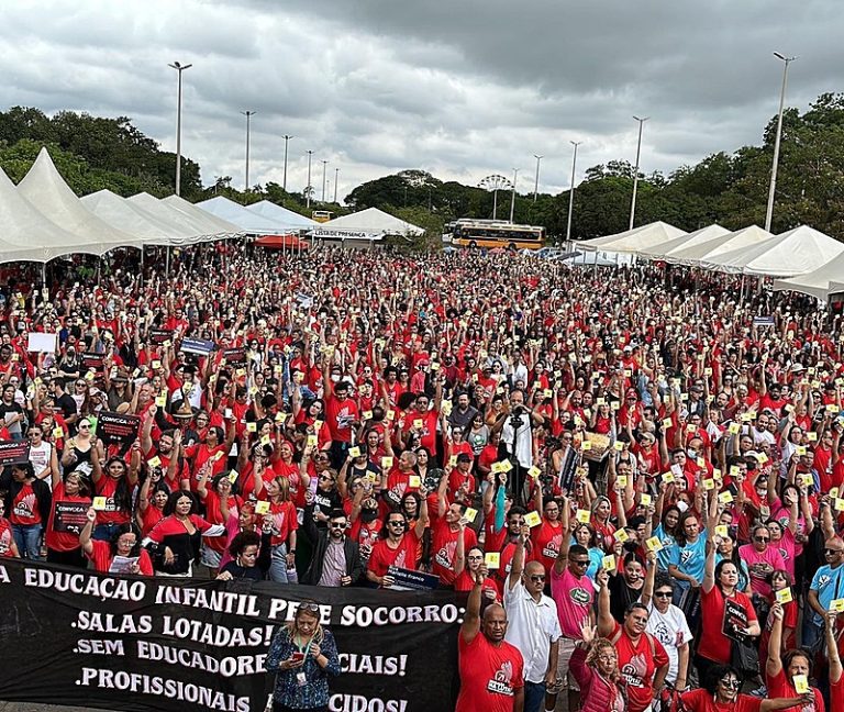 Sindicato dos professores do DF aprova indicativo de greve e convoca nova reunião