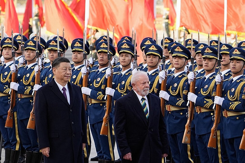 Na China, Lula é recebido por Xi Jinping