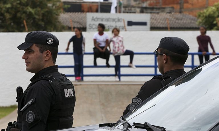 Escolas sitiadas: a violência urbana como política de exclusão educacional no Rio de Janeiro