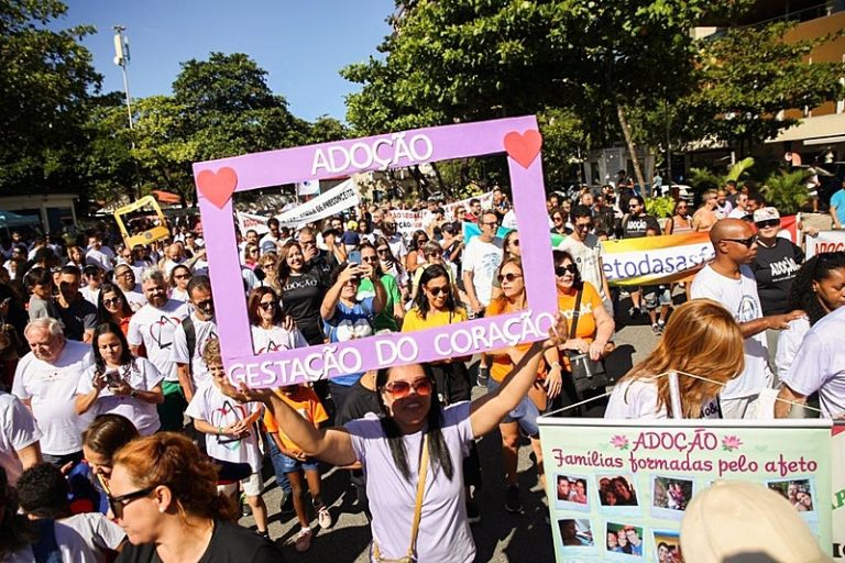 Caminhada no Rio de Janeiro sensibiliza população pelo Dia Nacional da Adoção