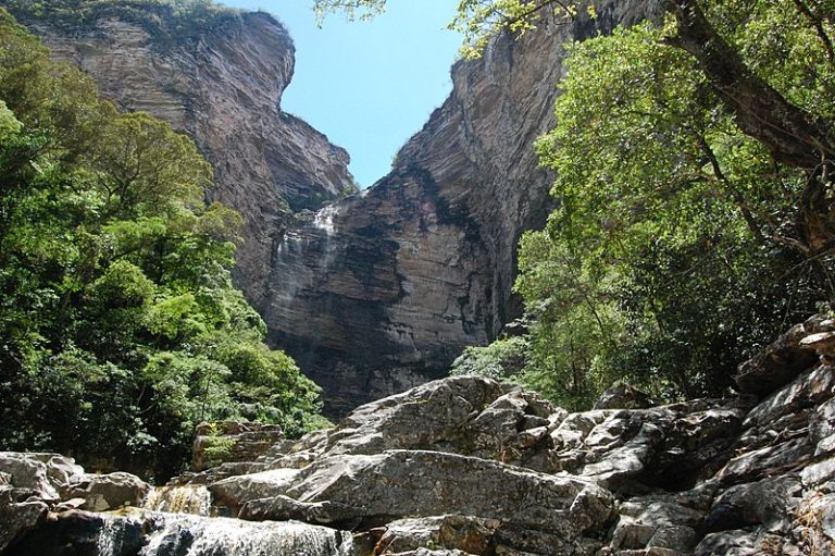 Mineração, extração vegetal e especulação imobiliária ameaçam Serra da Chapadinha, na Bahia
