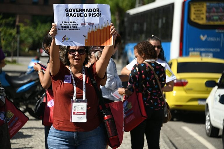 Professores da rede estadual realizam ato no centro do Rio pedindo o pagamento do piso nacional