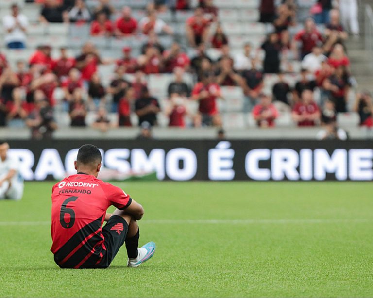 Partidas de futebol poderão ser interrompidas em Curitiba em caso de racismo