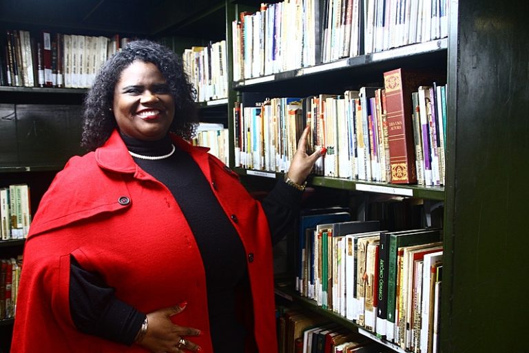 'Biblioteca só com livro já não basta mais', diz 1ª diretora negra da Biblioteca Pública do RS