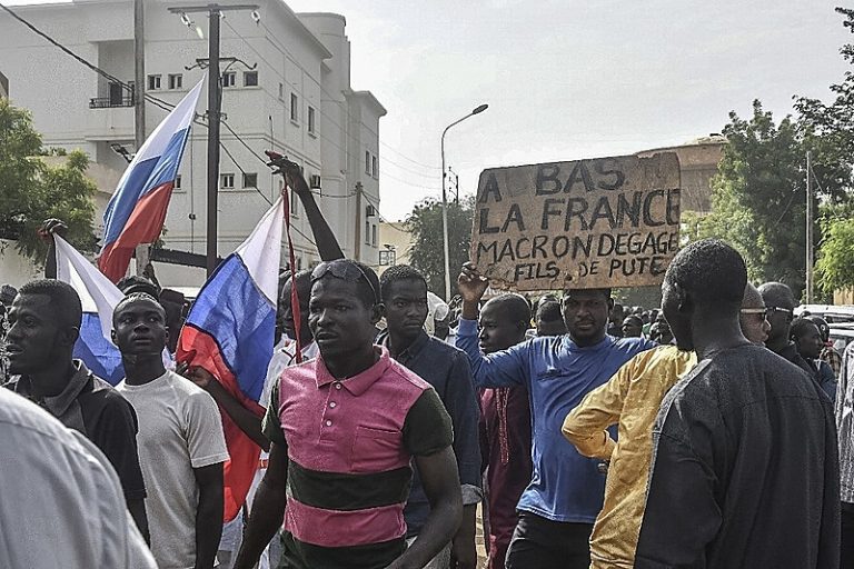 Na África, eles gritam 'Fora, França!'