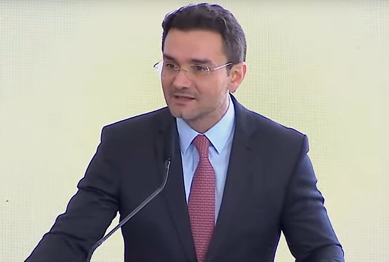 homem de terno em púlpito