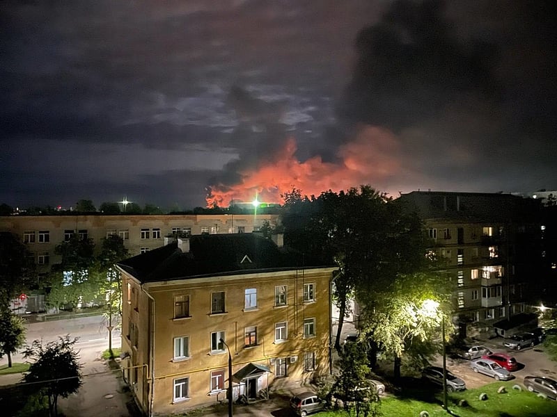 Imagem reproduzida nas redes sociais de grande explosão que atingiu uma cidade após ataque de drones