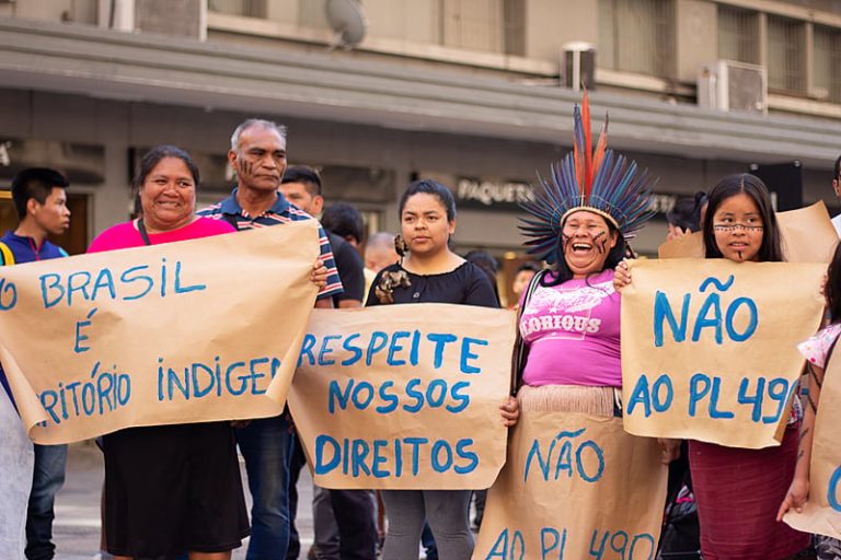 'Direito à terra é ancestral': Indígenas protestam contra o marco temporal em Porto Alegre