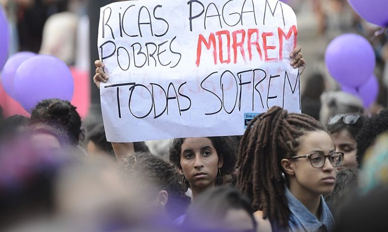 Onde a lei para: as barreiras que cercam o direito ao aborto legal no Brasil 