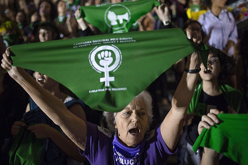Feminista ergue lenço verde, símbolo da esperança na luta pela descriminalização do aborto em países da América Latina