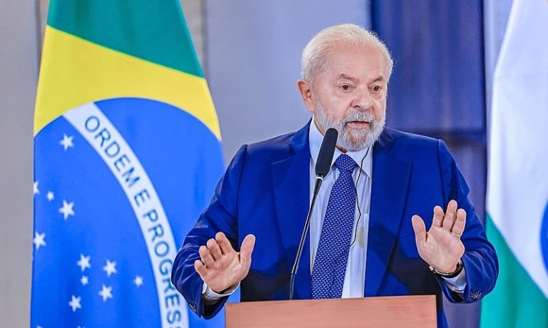 Lula sanciona auxílio de um salário mínimo para órfãos de vítimas de feminicídio