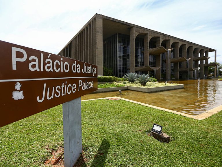 Redes sociais amplificam ódio e estimulam ataques a escolas, alerta pesquisador