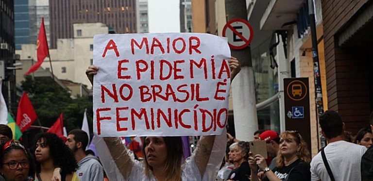 Auxílio a órfãos do feminicídio busca compensar falta de políticas em estados e municípios