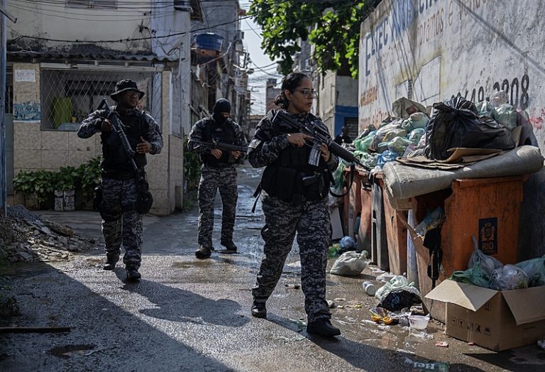 Crianças que moram na Maré (RJ) narram em livro impactos de dia de operação policial