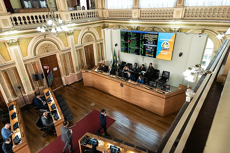 Câmara Municipal de Curitiba aprova Política Vini Jr. para combater o racismo nos estádios 