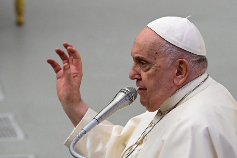 'Extrema direita muda tom com morte do papa porque tem interesses no Vaticano', diz professor