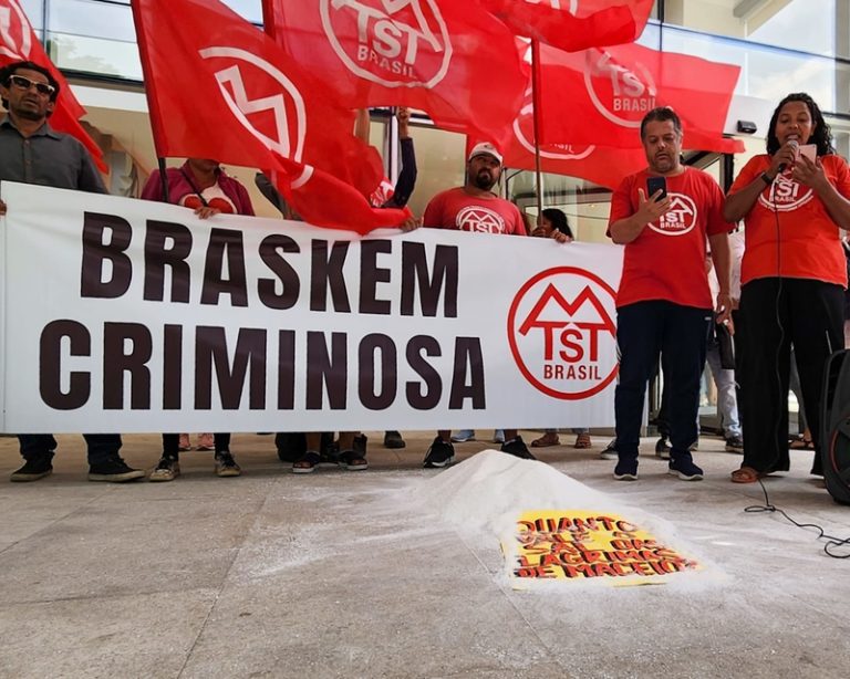 'Não é tragédia, é crime': MTST protesta na sede da Braskem pelos danos à população de Alagoas