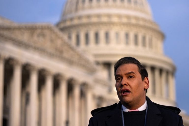 George Santos, primeiro brasileiro eleito deputado nos EUA, foi cassado; e agora?