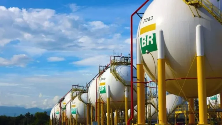 Petrobras reduz preço do diesel pela 1ª vez desde 2023; decisão segue queda do dólar