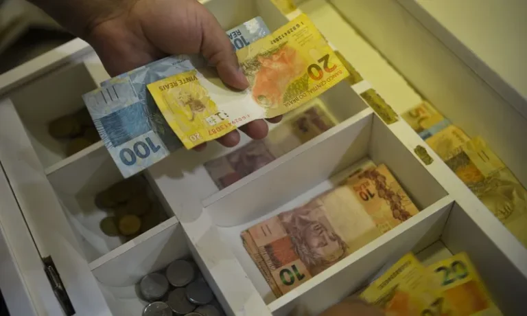Governo confirma aumento do salário mínimo de 2026 para R$ 1.621