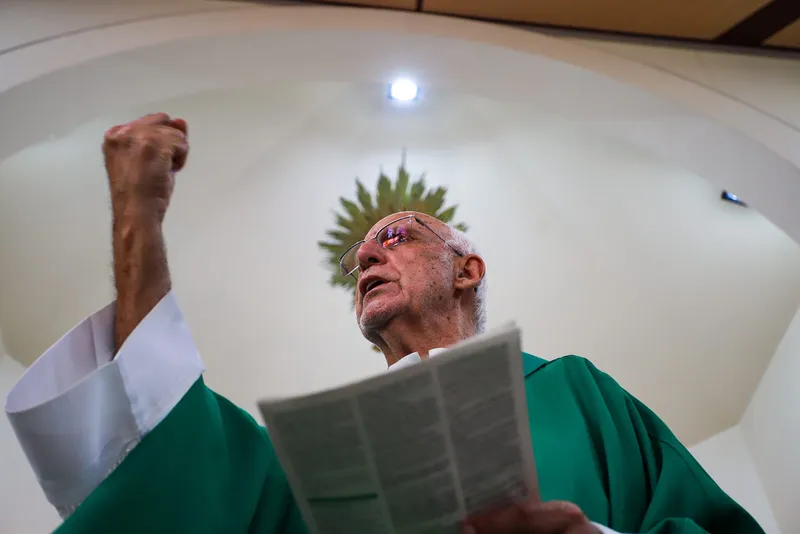 Padre Julio Lancellotti foi homenageado durante missa neste domingo (14). Religioso é alvo de um projeto de CPI da Câmara Municipal de SP.