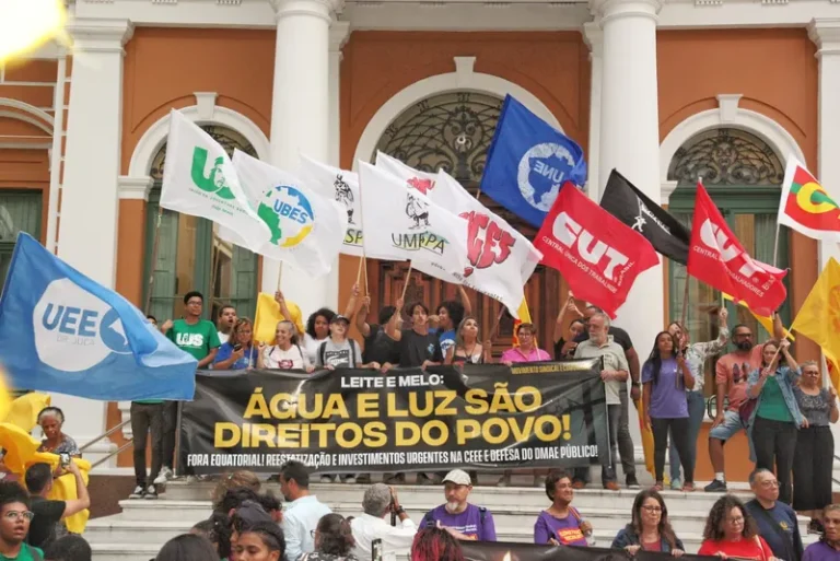 Ato público na Capital pede 'Reestatização da CEEE Equatorial, água e luz para todo cidadão!' 
